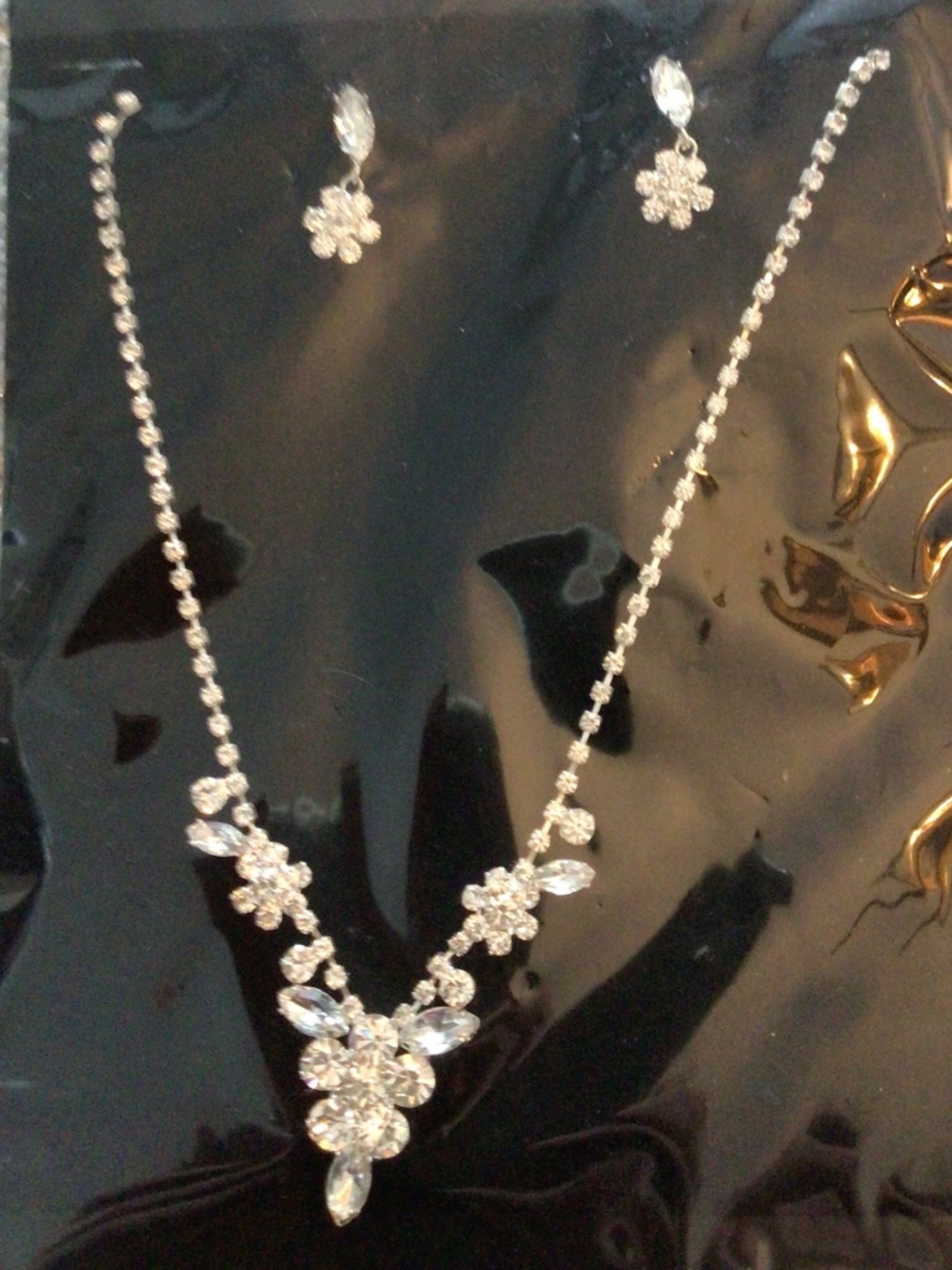 Brand new women’s rhinestone necklace set with pierced earrings